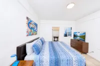 Downtown Blue Bungalow w/Fully Fenced Yard, AC, W/D, 3 Smart TVs, Den, Fast WiFi - 4 Sao