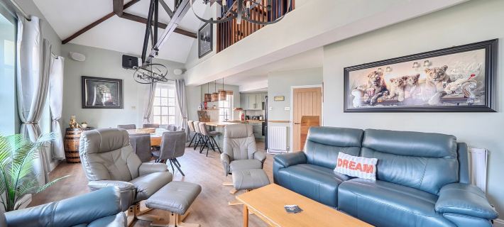 4 Bed - Sleeps 8 - Pool Table -Sea View - Parking Hotels in Swanage