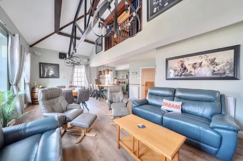 4 Bed - Sleeps 8 - Pool Table -Sea View - Parking - Wi-Fi