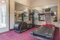 Econo Lodge Inn & Suites - 2-Star