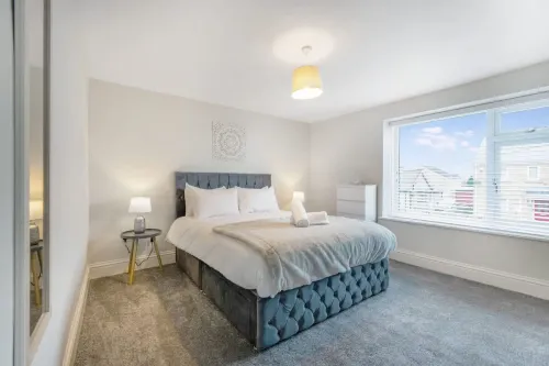 Stylish 2 Bedroom in Bishop Auckland With Parking - Homestay