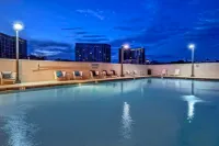 Courtyard by Marriott Nashville Vanderbilt/West End - สระว่ายน้ำบนดาดฟ้า