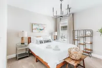 Master on Main + 2 Living Rooms I Minutes to Downtown, Uga & Sanford I Sleeps 9 - 4-Star