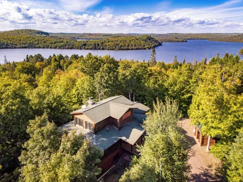 Northern Comfort Overlooking Caribou Lake- Spacious and Secluded - 4-Star