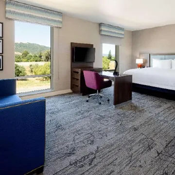 Hampton Inn & Suites - Gilroy, CA
