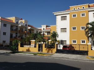 Poolview Apartment Near the Beach and Airport