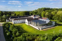 Le Grand Pavillon Chantilly Hotels in La Chapelle-en-Serval