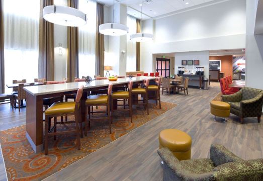 7. 햄프턴 인 & ..