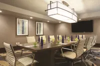 Embassy Suites by Hilton Saratoga Springs - parking