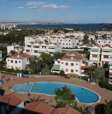 Apartamentos Estival Park Hôtels à proximité de : Platja de la Pineda