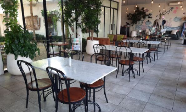 Lovinalife Room & Cafe