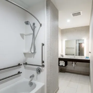 Holiday Inn Express & Suites JERSEY CITY NORTH - HOBOKEN by IHG Отели рядом с достопримечательностью «Станция PATH Newport»