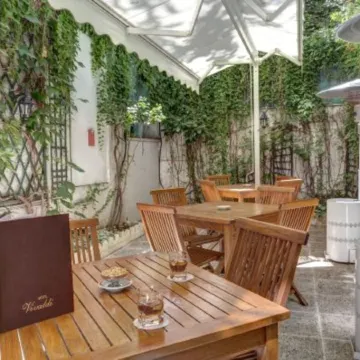 Hotel Vivaldi Отели рядом со станцией La Defense Station