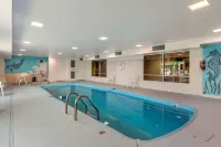Econo Lodge - С бассейном