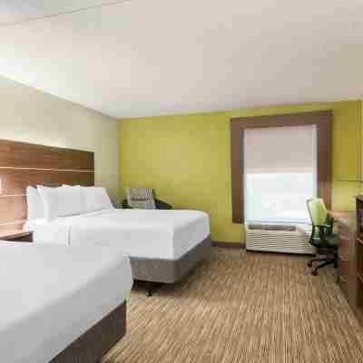 Holiday Inn Express & Suites Bentonville Rooms