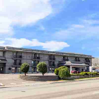 Quality Inn & Suites Hotel Exterior