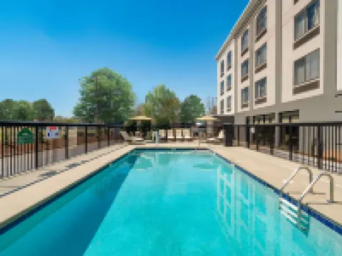 La Quinta Inn & Suites by Wyndham Raleigh Downtown North ローリーのホテル