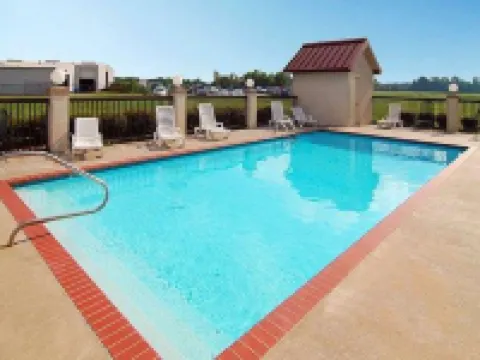 Quality Inn & Suites Pine Bluff Hotels in Pine Bluff