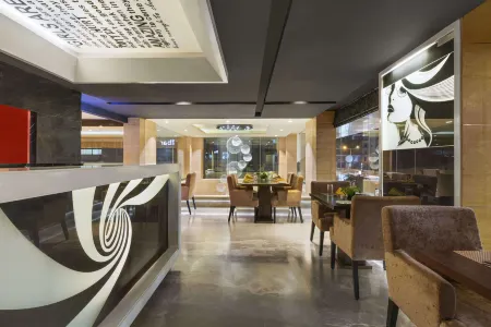 Ramada Encore by Wyndham Bangalore Domlur Отели рядом с достопримечательностью «Лалба Ботаникал Гарден»