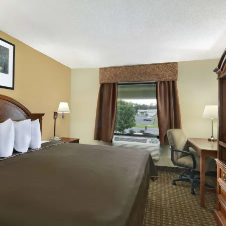 Howard Johnson by Wyndham Allentown/Dorney Hotel & Suites