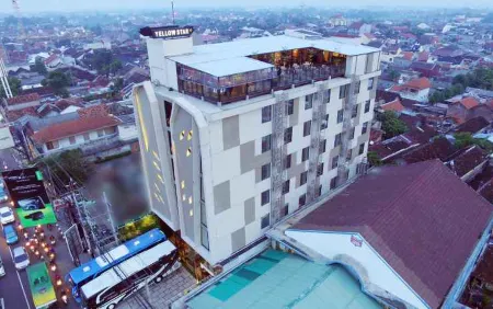 Yellow Star Ambarukmo Hotel Отели рядом с достопримечательностью «Университет Гаджа Мада»