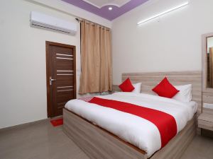 OYO 16721 Divine Hotel