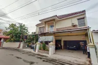 Ayuning Guest House Syariah Semarang Mitra RedDoorz Indonesia National Police Academy附近的飯店