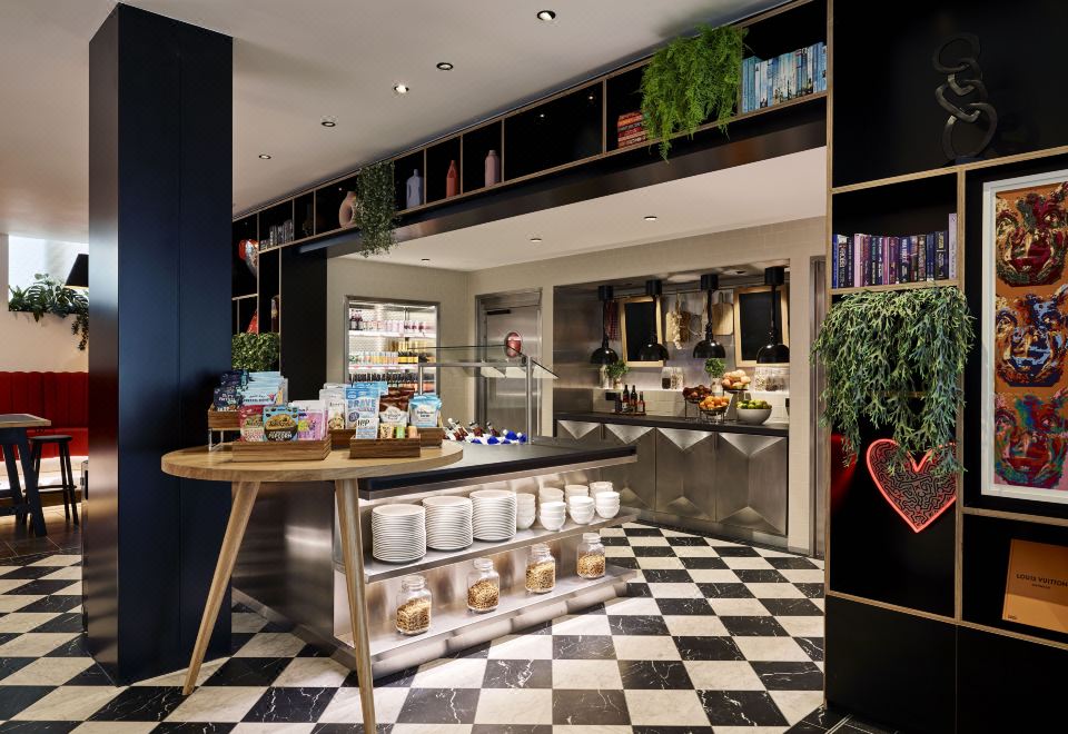 시티즌M 런던 빅토리아 스테이션의 세련된 내부 모습