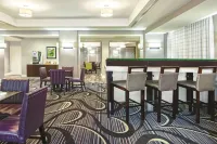 La Quinta Inn & Suites by Wyndham DFW Airport South / Irving Hotels in Irving