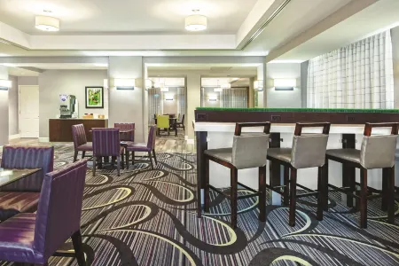 La Quinta Inn & Suites by Wyndham DFW Airport South / Irving