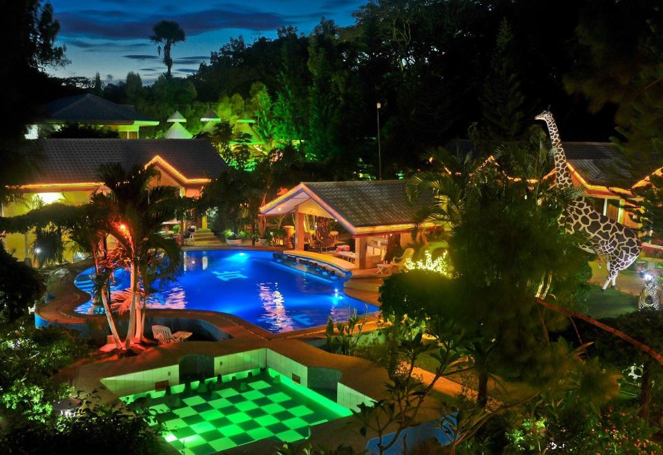 [딥 포레스트 가든 호텔 야외 수영장 이미지]