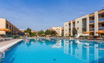 Enjoy a Poolside Retreat - Housity