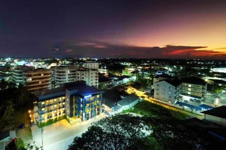 The Wood Pattani Hotel Отели рядом с достопримечательностью «Lak Muang Bureau of Monks»