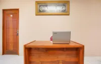 RedDoorz Syariah Near Suramadu Hotels in Semampir