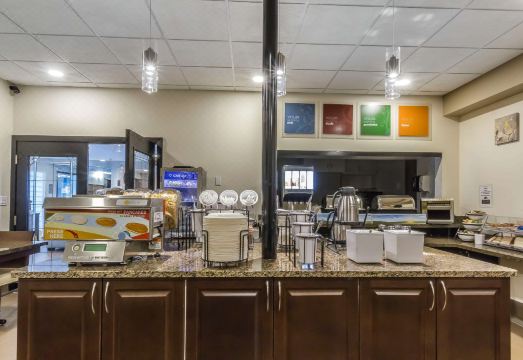 컴포트 인 & 스위트 메디신 햇