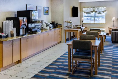 Microtel Inn & Suites by Wyndham Plattsburgh Отели в г. Платтсбург