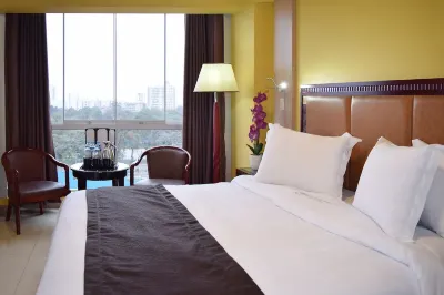 Gran Mundo Hotel & Suites Hotel dekat KIARA COLLECTION (style urban)