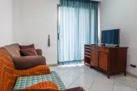 Spacious Classic 1Br Apartment at Taman Beverly Hotels in Sonokwijenan