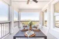 Sand Dune by AvantStay Vibrant 6 Br Bungalow w Entertainers Dream Roof Hotels near Isle of Palms Beach