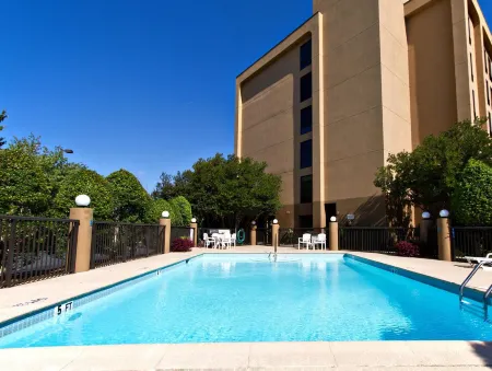 Hampton Inn Charlotte-University Place Отели рядом с достопримечательностью «Университет Северная Каролина в Шарлотт»