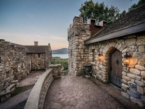 Highlands Castle Overlooking Lake George Plus 2 Other Castles & Suites