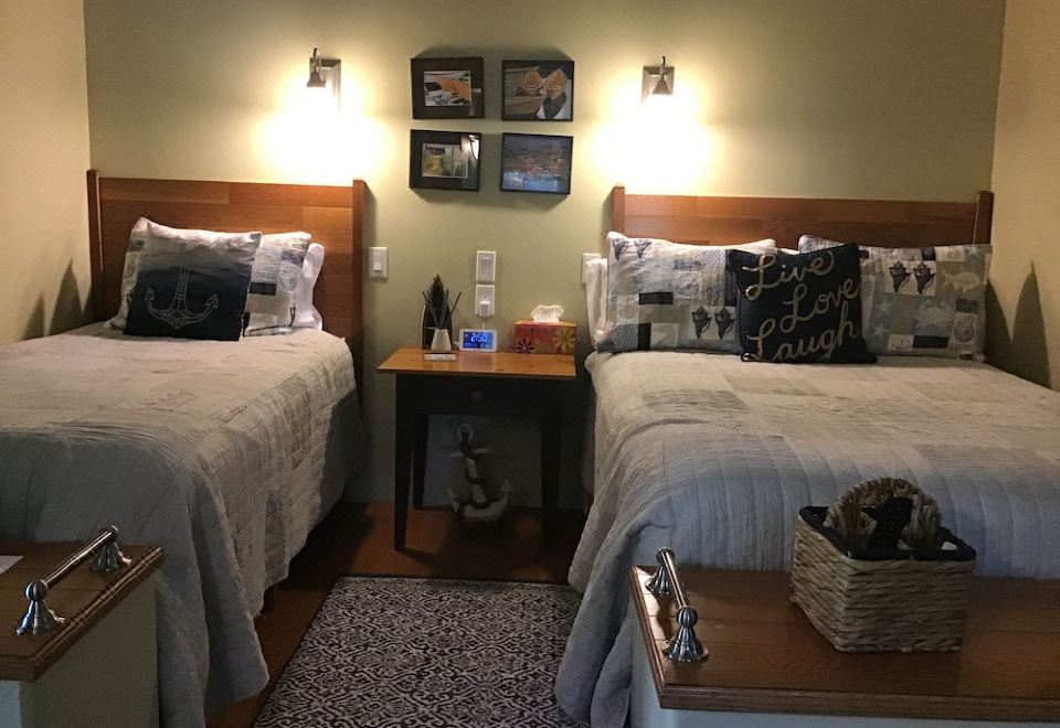 a room with two beds , one on the left and one on the right side of the room at Garden Studio