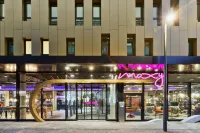 Moxy Frankfurt East Hotellit kohteessa 