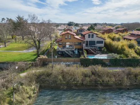Les Pinassottes Отели рядом с достопримечательностью «Aqualand Bassin d Arcachon»