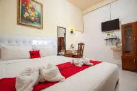 RedDoorz Syariah near Tirtasari Sonsang dan Banto  Hotel dekat Terminal Antokan Pasar Lama Lubuk Basung