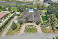 Luxury 8Br w Pool Mini-Golf Soccer- 16 Guests