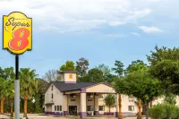 Super 8 by Wyndham Cleveland TX - Parkplatz