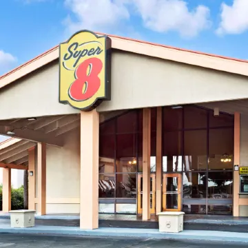Super 8 by Wyndham Kissimmee/Maingate/Orlando Area Отели рядом с достопримечательностью «Парк аттракционов Олд-Таун»