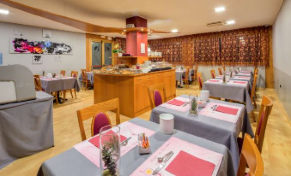 La Villa - Sure Hotel Collection by Best Western - Housity