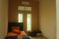 Alas Djati Guest House - 1 rumah Hendra Mart 주변 호텔